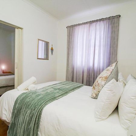 Schooner House Hotel Gansbaai Bagian luar foto