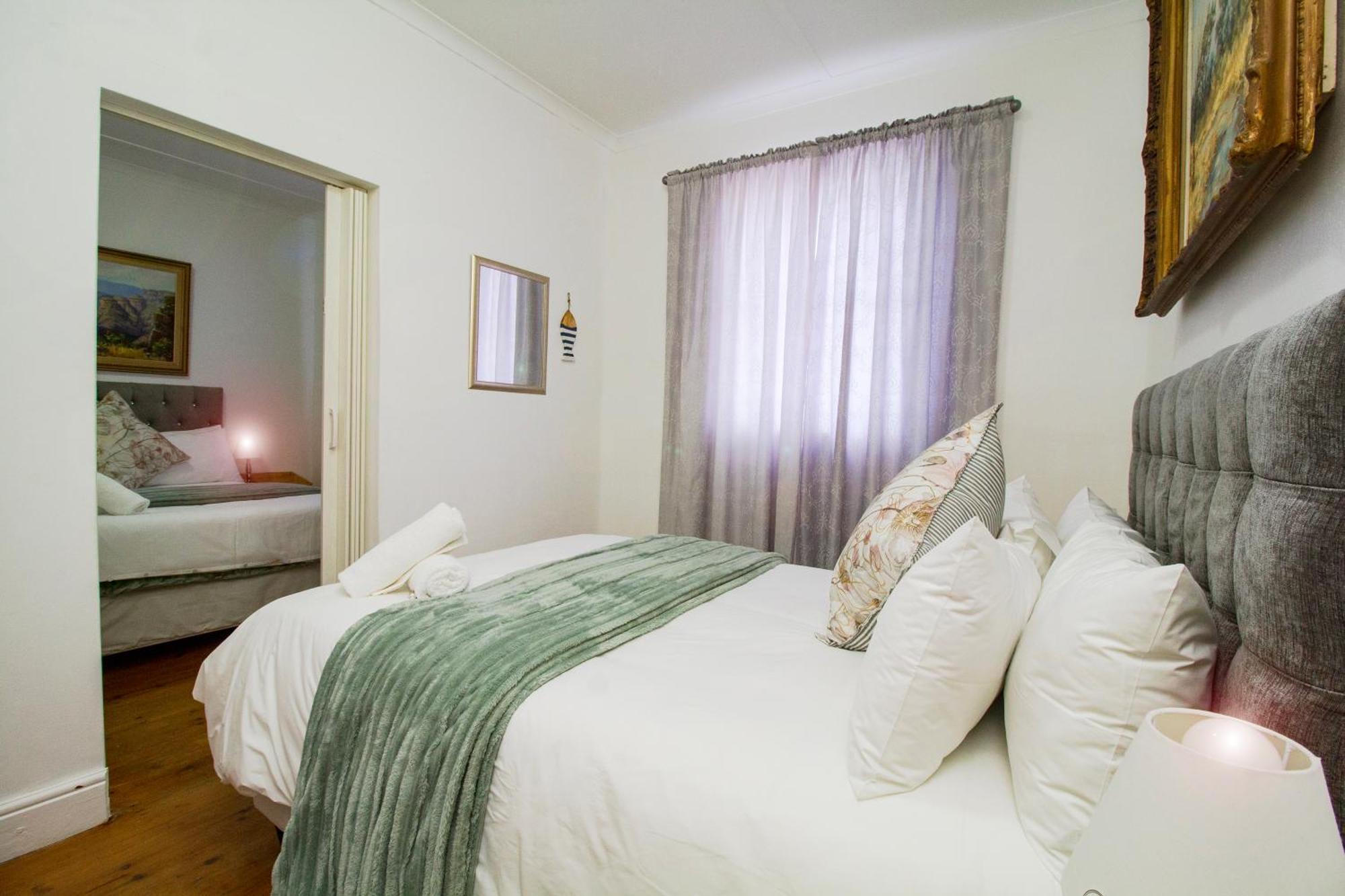 Schooner House Hotel Gansbaai Bagian luar foto